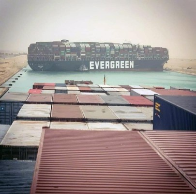 La nave se ladeó en el kilómetro 151 del canal mientras lo cruzaba desde el sur procedente de China camino a Rotterdam La nave se ladeó en el kilómetro 151 del canal mientras lo cruzaba desde el sur procedente de China camino a Rotterdam