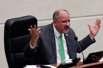 Herrera enfatizó que él no tenía temor de quitarse privilegios como diputado. Herrera enfatizó que él no tenía temor de quitarse privilegios como diputado.