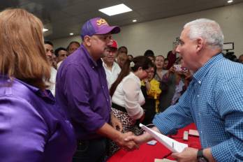 Herrera y Carlos Raúl Piad encabezan las dos únicas nóminas que competirán en las elecciones para la junta directiva del partido. Herrera y Carlos Raúl Piad encabezan las dos únicas nóminas que competirán en las elecciones para la junta directiva del partido.