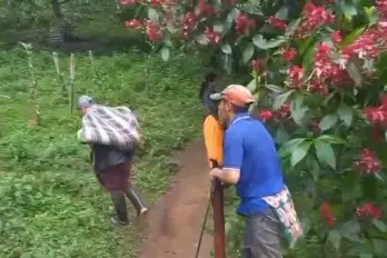 Momentos en que una de las niñas fue encontrada. Momentos en que una de las niñas fue encontrada.