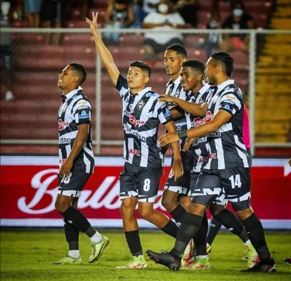 El Tauro FC repudió lo ocurrido y señaló que aquel fanático que no se sepa comportar, no debe ir a los estadios. El Tauro FC repudió lo ocurrido y señaló que aquel fanático que no se sepa comportar, no debe ir a los estadios.