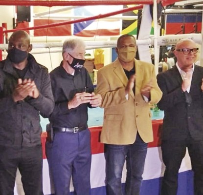 Rodolfo Aguilar (tercero a la derecha) junto al presidente del Salón de la Fama, Steve Canton, y otros personajes escogidos. Rodolfo Aguilar (tercero a la derecha) junto al presidente del Salón de la Fama, Steve Canton, y otros personajes escogidos.