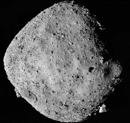 Fotografía cedida por la NASA de una imagen en mosaico del asteroide Bennu que se compone de 12 imágenes PolyCam recopiladas el 2 de diciembre por la nave espacial OSIRIS-REx. Fotografía cedida por la NASA de una imagen en mosaico del asteroide Bennu que se compone de 12 imágenes PolyCam recopiladas el 2 de diciembre por la nave espacial OSIRIS-REx.