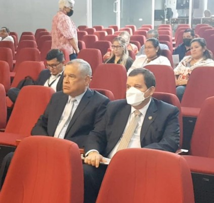 Aníbal Espinosa (Izq.); presidente de la UNCAP y Venancio Serrano, asesor legal de la organización. Aníbal Espinosa (Izq.); presidente de la UNCAP y Venancio Serrano, asesor legal de la organización.