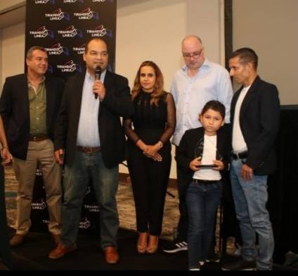 El Dr. José Carrillo tuvo palabras de agradecimiento por la selección de Siciliana como Caballo del Año, junto a Jacky Hamoui, ambos propietarios del ejemplar, Eligio Ocaña (i) y Luis Arango (d). El Dr. José Carrillo tuvo palabras de agradecimiento por la selección de Siciliana como Caballo del Año, junto a Jacky Hamoui, ambos propietarios del ejemplar, Eligio Ocaña (i) y Luis Arango (d).