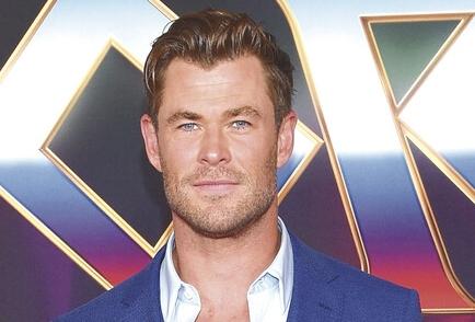El actor Chris Hemsworth ha hecho una pausa en su carrera tras descubrir que podría padecer alzhéimer a futuro. El actor Chris Hemsworth ha hecho una pausa en su carrera tras descubrir que podría padecer alzhéimer a futuro.