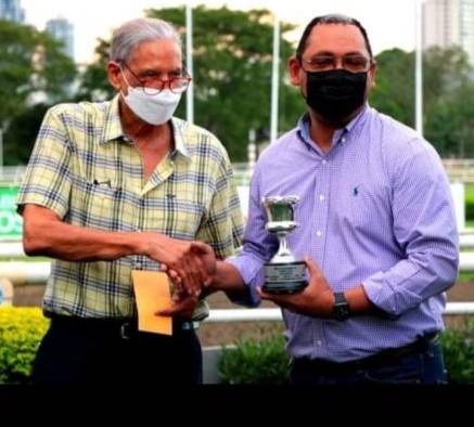 El homenajeado de la prueba clásica Luis Shirley (i), entrega la copa del triunfo a Eduardo Prado Pineda. El homenajeado de la prueba clásica Luis Shirley (i), entrega la copa del triunfo a Eduardo Prado Pineda.