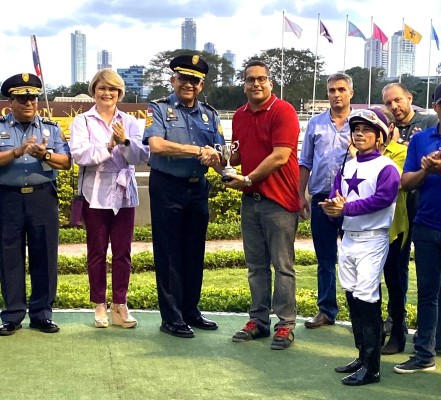 El teniente coronel Américo Solís (i) hace entrega de la copa del triunfo al Dr. Julio Sandoval. El teniente coronel Américo Solís (i) hace entrega de la copa del triunfo al Dr. Julio Sandoval.