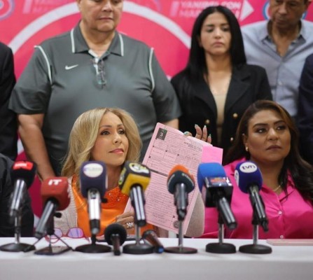 Yanibel Abrego, secretaria general del CD (i) junto a la candidata Nadine González (d), muestran las actas que supuestamente fueron falsificadas. Yanibel Abrego, secretaria general del CD (i) junto a la candidata Nadine González (d), muestran las actas que supuestamente fueron falsificadas.