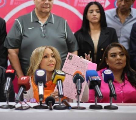 Yanibel Abrego, secretaria general del CD (i) junto a la candidata Nadine González (d), muestran las actas que supuestamente fueron falsificadas. Yanibel Abrego, secretaria general del CD (i) junto a la candidata Nadine González (d), muestran las actas que supuestamente fueron falsificadas.