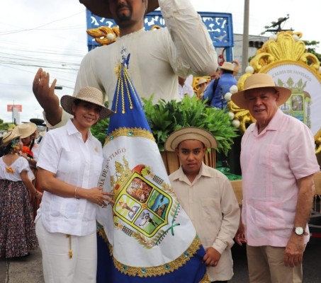 El desfile estuvo encabezado por el abanderado de este año, el niño Jesús Pérez, ganador del concurso televisivo “El Príncipe del Acordeón”. El desfile estuvo encabezado por el abanderado de este año, el niño Jesús Pérez, ganador del concurso televisivo “El Príncipe del Acordeón”.