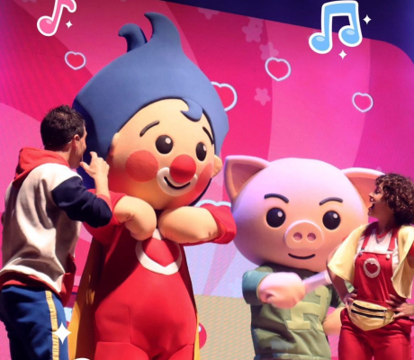 Plim Plim y sus amigos mientras presentan la obra Una aventura musical. Plim Plim y sus amigos mientras presentan la obra Una aventura musical.