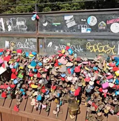 Candados con mensajes en la plataforma de la Torre N Candados con mensajes en la plataforma de la Torre N