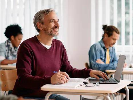 Personas de la tercera edad pueden seguir aprendiendo y utilizando sus habilidades dentro y fuera de sus puestos laborales sin problemas. Personas de la tercera edad pueden seguir aprendiendo y utilizando sus habilidades dentro y fuera de sus puestos laborales sin problemas.