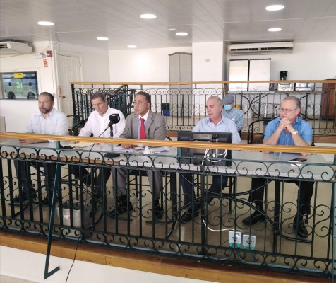 Miembros de tres gremios hípicos se dieron cita en la importante conferencia de prensa. Miembros de tres gremios hípicos se dieron cita en la importante conferencia de prensa.