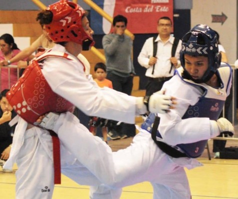 Imagen de una competencia de taekwondo. Imagen de una competencia de taekwondo.