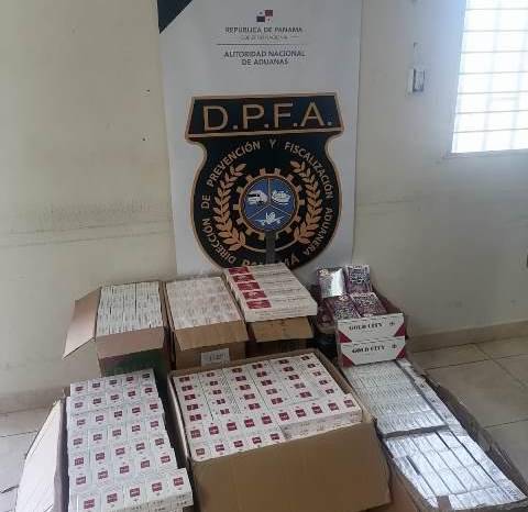 Cajas de cigarrillos de diferentes marcas de presunto contrabando decomisado por la Aduanas. Cajas de cigarrillos de diferentes marcas de presunto contrabando decomisado por la Aduanas.