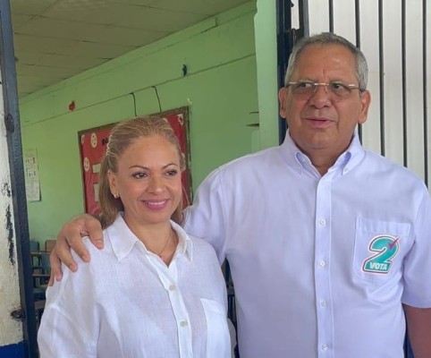 Guillén fue el segundo de los cuatro precandidatos presidenciales en votar este domingo. Guillén fue el segundo de los cuatro precandidatos presidenciales en votar este domingo.