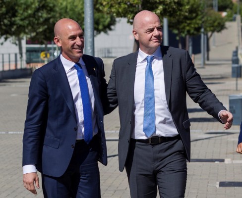 El presidente de la Real Federación Española de Fútbol(RFEF), Luis Rubiales ,iz., y el presidente de la FIFA,Gianni Infantino, en foto de archivo de Rodrigo Jimenez. El presidente de la Real Federación Española de Fútbol(RFEF), Luis Rubiales ,iz., y el presidente de la FIFA,Gianni Infantino, en foto de archivo de Rodrigo Jimenez.