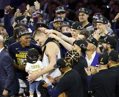 Imagen del equipo Denver Nuggets, cuando el serbio Nikola Jokic (C) es felicitado por sus compañeros. Imagen del equipo Denver Nuggets, cuando el serbio Nikola Jokic (C) es felicitado por sus compañeros.