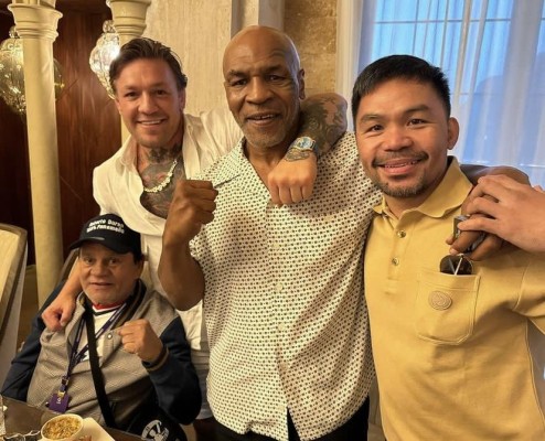 Roberto Durán (sentado), Conor McGreggor (izq.), Mike Tysson (cen.) y Manny Pacquiao (der.) durante su encuentro. Roberto Durán (sentado), Conor McGreggor (izq.), Mike Tysson (cen.) y Manny Pacquiao (der.) durante su encuentro.