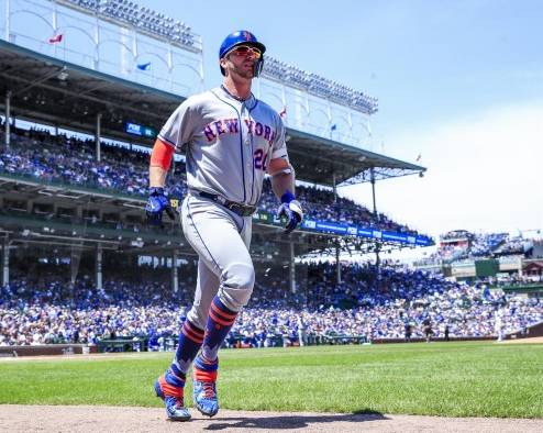 Fotografía der archivo en la que se registró a Pete Alonso, primera base de los Mets de Nueva York, luego de conectar un jonrón, en el estadio Wrigley Field, en Chicago Fotografía der archivo en la que se registró a Pete Alonso, primera base de los Mets de Nueva York, luego de conectar un jonrón, en el estadio Wrigley Field, en Chicago