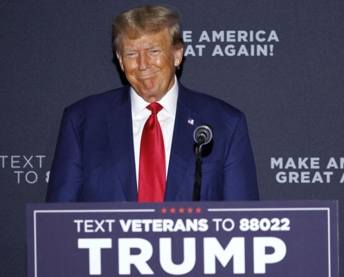 El expresidente de Estados Unidos Donald Trump se dirige a una multitud de simpatizantes durante un mitin en Windham, New Hampshire (EE.UU.), este 8 de agosto de 2023. El expresidente de Estados Unidos Donald Trump se dirige a una multitud de simpatizantes durante un mitin en Windham, New Hampshire (EE.UU.), este 8 de agosto de 2023.