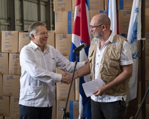 Etienne Labande (d), representante del Programa Mundial de Alimento (PMA) en Cuba, saluda a Victor Koronelli (i), embajador de Rusia en Cuba, durante la ceremonia de recepción de aceite vegetal donado por la federación Rusa, hoy, en La Habana (Cuba). Etienne Labande (d), representante del Programa Mundial de Alimento (PMA) en Cuba, saluda a Victor Koronelli (i), embajador de Rusia en Cuba, durante la ceremonia de recepción de aceite vegetal donado por la federación Rusa, hoy, en La Habana (Cuba).