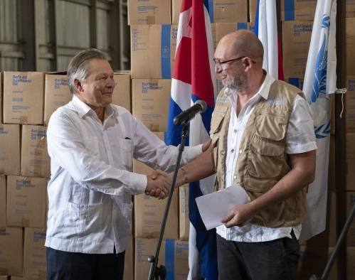 Etienne Labande (d), representante del Programa Mundial de Alimento (PMA) en Cuba, saluda a Victor Koronelli (i), embajador de Rusia en Cuba, durante la ceremonia de recepción de aceite vegetal donado por la federación Rusa, hoy, en La Habana (Cuba). Etienne Labande (d), representante del Programa Mundial de Alimento (PMA) en Cuba, saluda a Victor Koronelli (i), embajador de Rusia en Cuba, durante la ceremonia de recepción de aceite vegetal donado por la federación Rusa, hoy, en La Habana (Cuba).