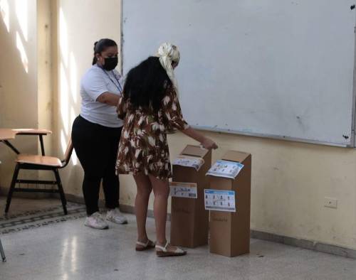 Este domingo, unos 731,267 electores del PRD podían votar por las 2,189 postulaciones, de los cuales 1,822 son hombres y 367 son mujeres. Este domingo, unos 731,267 electores del PRD podían votar por las 2,189 postulaciones, de los cuales 1,822 son hombres y 367 son mujeres.