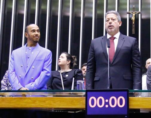 El siete veces campeón mundial de Fórmula 1 Lewis Hamilton (i) posa junto al presidente de la Cámara de Diputados, Arthur Lira El siete veces campeón mundial de Fórmula 1 Lewis Hamilton (i) posa junto al presidente de la Cámara de Diputados, Arthur Lira