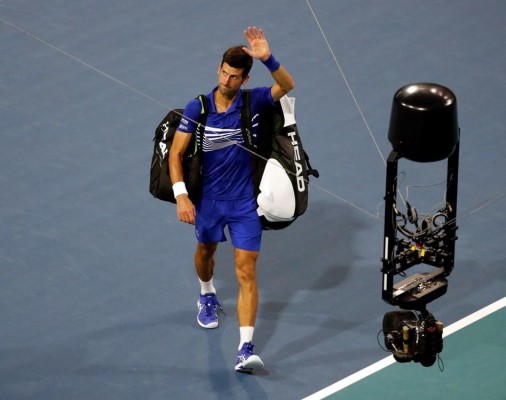 El tenista serbio Novak Djokovic saluda al público de Miami, EE.UU. en 2019. El tenista serbio Novak Djokovic saluda al público de Miami, EE.UU. en 2019.
