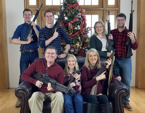 Thomas Massie junto a su familia. Thomas Massie junto a su familia.