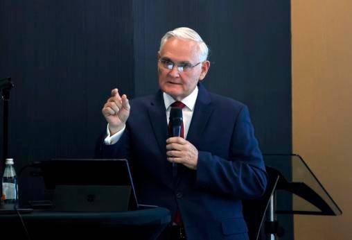 El exadministrador de la Autoridad del Canal de Panamá Jorge Luis Quijano habla durante el coloquio “Desafíos del comercio global 2024: Canal de Suez y Canal de Panamá”, organizado por la Cámara de Comercio de España. El exadministrador de la Autoridad del Canal de Panamá Jorge Luis Quijano habla durante el coloquio “Desafíos del comercio global 2024: Canal de Suez y Canal de Panamá”, organizado por la Cámara de Comercio de España.