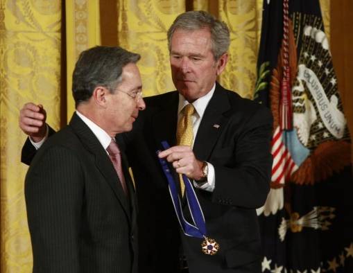 Uribe ha sido uno de los más leales aliados de Washington en América Latina, recibiendo durante su presidencia millones de dólares en ayuda militar. Uribe ha sido uno de los más leales aliados de Washington en América Latina, recibiendo durante su presidencia millones de dólares en ayuda militar.