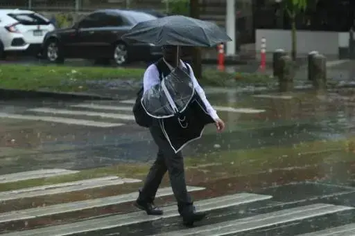 Lluvias intermitentes y cielo nublado dominarán gran parte del domingo en la capital. Lluvias intermitentes y cielo nublado dominarán gran parte del domingo en la capital.