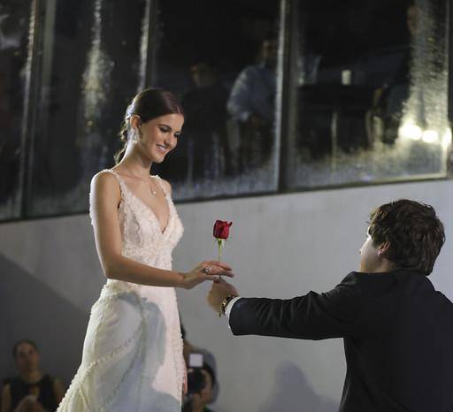 Una hermosa debutante recibiendo una flor de su galante caballero. Una hermosa debutante recibiendo una flor de su galante caballero.