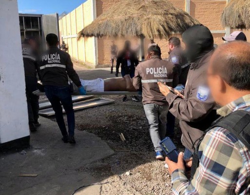 La Fiscalía General del Ecuador investiga tras el hallazgo de tres cadáveres en el Centro de Privación de Libertad de Riobamba, provincia de Chimborazo. La Fiscalía General del Ecuador investiga tras el hallazgo de tres cadáveres en el Centro de Privación de Libertad de Riobamba, provincia de Chimborazo.