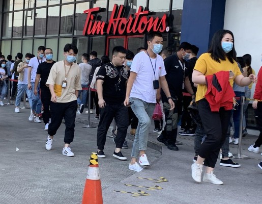Trabajadores inmigrantes chinos camino a establecimientos donde operan casinos virtuales en Manila (Filipinas). Trabajadores inmigrantes chinos camino a establecimientos donde operan casinos virtuales en Manila (Filipinas).