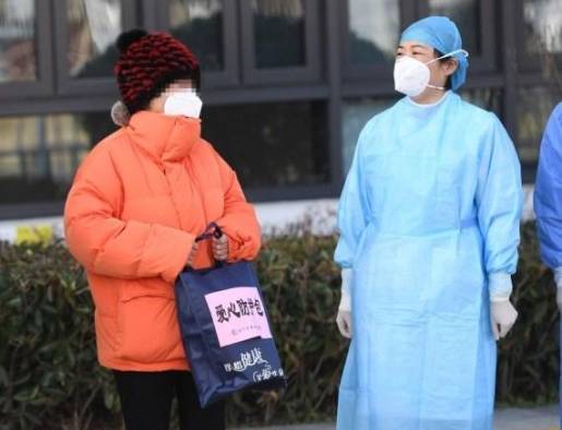 Una paciente recuperada de COVID-19 habla con una trabajadora médica en un hospital designado para pacientes de esa enfermedad. Una paciente recuperada de COVID-19 habla con una trabajadora médica en un hospital designado para pacientes de esa enfermedad.