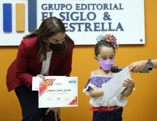 La ministra de Educación, Maruja Gorday de Villalobos, junto a una de las ganadoras del concurso Pinta tu Bicentenario La ministra de Educación, Maruja Gorday de Villalobos, junto a una de las ganadoras del concurso Pinta tu Bicentenario
