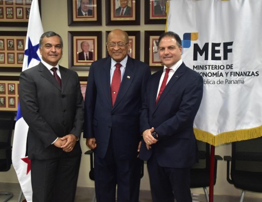 Julio Justiniani (i), nuevo directivo del FAP; Héctor Alexander, titular del MEF y Moisés Cohen, nuevo directivo del FAP. Julio Justiniani (i), nuevo directivo del FAP; Héctor Alexander, titular del MEF y Moisés Cohen, nuevo directivo del FAP.