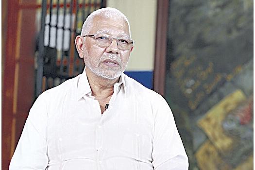 Navas es licenciado en Filosofía, Letras y Educación. Navas es licenciado en Filosofía, Letras y Educación.