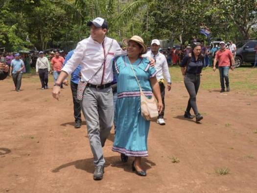 José Gabriel Carrizo Jaén, precandidato presidencial por el PRD visita los distritos de Müna y Ñurúm en la comarca Ngäbe-Buglé. José Gabriel Carrizo Jaén, precandidato presidencial por el PRD visita los distritos de Müna y Ñurúm en la comarca Ngäbe-Buglé.