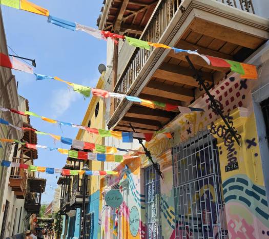 Una de las estrechas calles del centro. Una de las estrechas calles del centro.