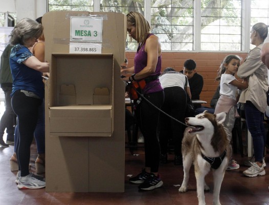 Ciudadanos votan en las elecciones locales y regionales hoy, en Medellín, Colombia. Ciudadanos votan en las elecciones locales y regionales hoy, en Medellín, Colombia.