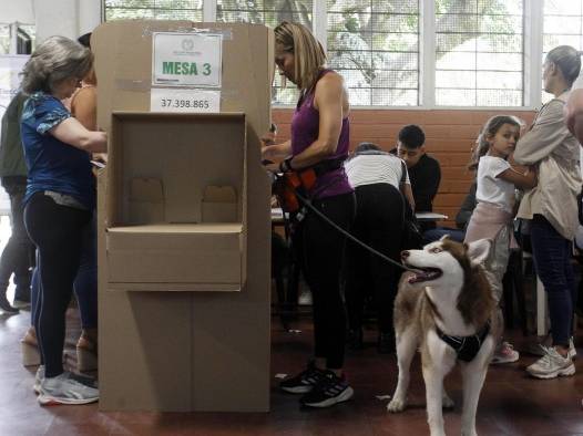 Ciudadanos votan en las elecciones locales y regionales hoy, en Medellín, Colombia. Ciudadanos votan en las elecciones locales y regionales hoy, en Medellín, Colombia.