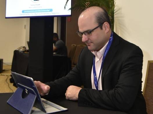 Adolfo Fábrega García De Paredes, único candidato a presidente de la CCIAP emitiendo su voto electrónico. Adolfo Fábrega García De Paredes, único candidato a presidente de la CCIAP emitiendo su voto electrónico.