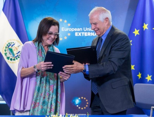 La ministra de Exteriores de El Salvador, Alexandra Hill Tinoco, firmó un acuerdo con Borrell. La ministra de Exteriores de El Salvador, Alexandra Hill Tinoco, firmó un acuerdo con Borrell.