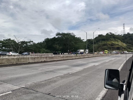 Cierre de la vía hacia el Puente Centenario. Cierre de la vía hacia el Puente Centenario.